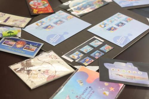 资料图:一套新邮票的推出,伴随着首日封、小全张及邮票册等衍生产品的诞生。图片来源:香港《大公报》/林少权 摄 点击进入下一页